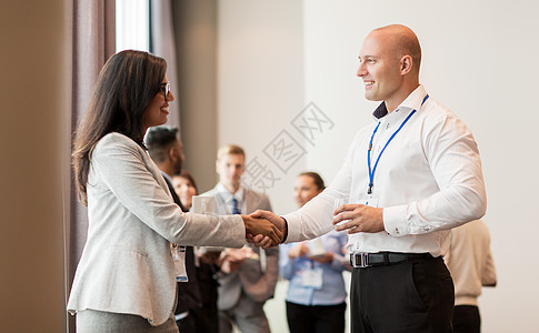 商业伙伴关系合作国际商务会议上握手商务会议上握手的人图片