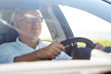 公路旅行,旅行老人的快乐的老人戴着眼镜开车戴眼镜的快乐老人开着车图片