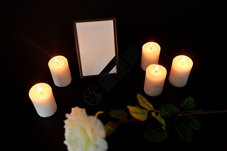 葬礼哀悼相框与黑色丝带,花燃烧蜡烛黑暗中带黑色丝带花蜡烛的相框图片