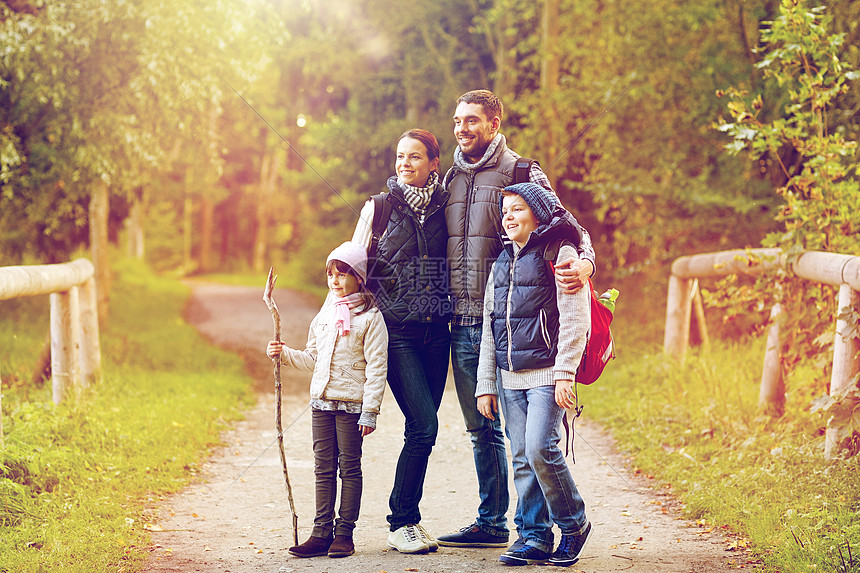 旅行,旅游徒步旅行的快乐的家庭步行与背包树林带背包徒步旅行的幸福家庭图片