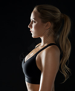运动,健身人的轻的女人穿着黑色运动服健身房摆姿势穿着黑色运动服的轻女人健身房里摆姿势图片