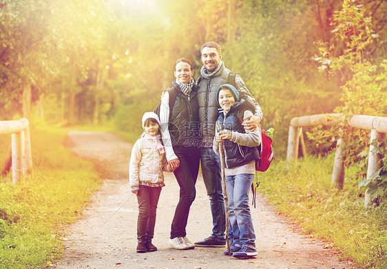 旅行,旅游徒步旅行的快乐的家庭步行与背包户外带背包徒步旅行的幸福家庭图片