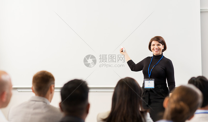 商业,教育人的微笑的女商人教师与远程群学生会议演示讲座出席商务会议讲座的群人图片