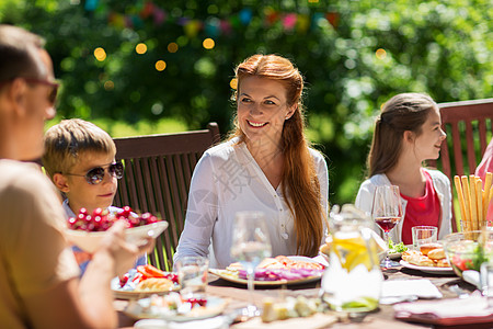 休闲,假日人们的快乐的家庭,节日的晚餐夏季花园聚会快乐的家庭吃晚饭夏季花园派图片
