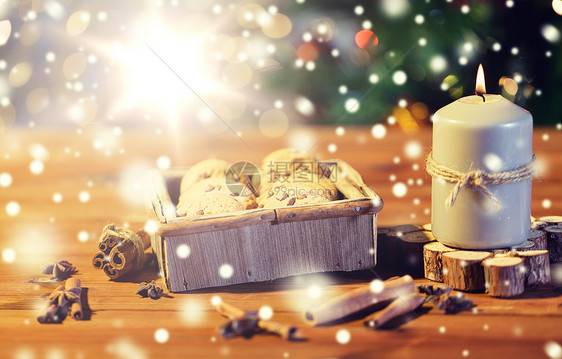 诞节,假日,食物烘焙燕麦饼干木箱肉桂桌子上的灯光把诞燕麦饼干放木桌上图片