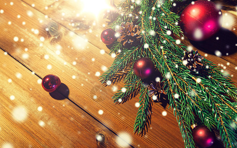 诞节装饰,假日,新装饰自然冷杉树枝,球松果木桌上带诞球松果的冷杉树枝图片