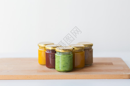 婴儿食品,健康饮食营养蔬菜水果泥璃瓶木板上罐子里的蔬菜水果泥婴儿食品图片