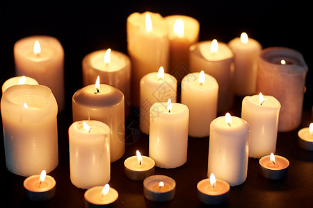 哀悼纪念的蜡烛燃烧黑暗中的黑色背景蜡烛黑暗中燃烧黑色的背景上背景图片