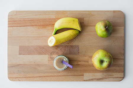 婴儿食品,健康饮食营养璃罐与苹果,梨香蕉果泥木板上带水果酱婴儿食品的罐子图片