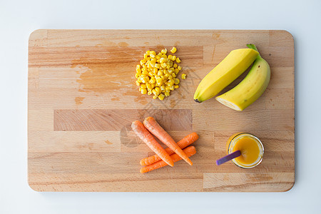 婴儿食品,健康饮食营养璃罐泥与胡萝卜,香蕉玉米木板上水果蔬菜的纯净物婴儿食品图片
