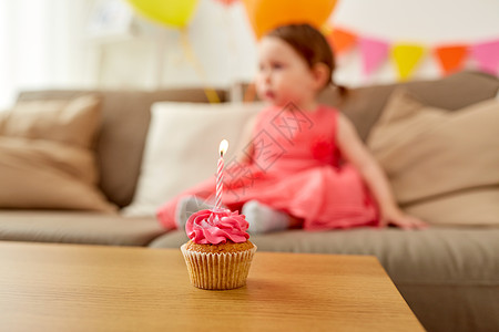 童周纪念生日蛋糕与支蜡烛为女婴家里聚会家庭聚会上给女婴的生日纸杯蛋糕图片
