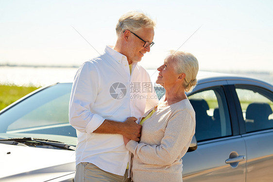 公路旅行,旅行老人的快乐的老夫妇汽车夏天快乐的老夫妇汽车夏天图片