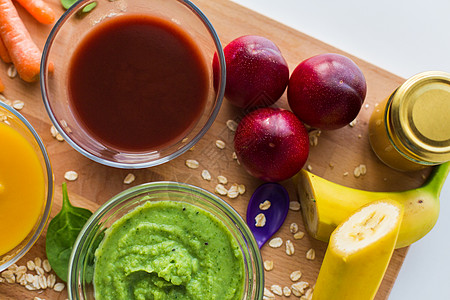 婴儿食品,健康饮食营养蔬菜水果泥璃碗喂养勺子木板上璃碗中的蔬菜泥婴儿食品图片