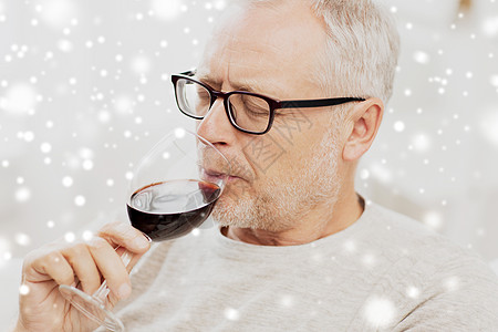 人,酒精饮料的老人喝红酒璃雪上老人璃杯里喝红酒图片