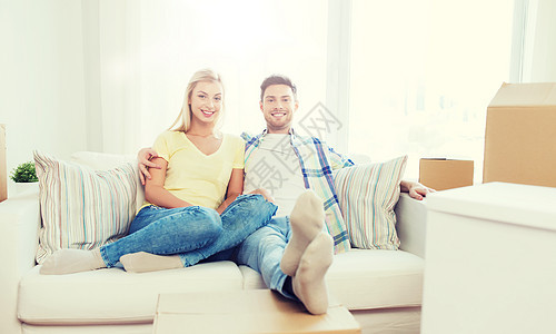 移动,人,维修房地产幸福的夫妇与大纸板箱沙发上的新家幸福的夫妇新家大纸板箱图片