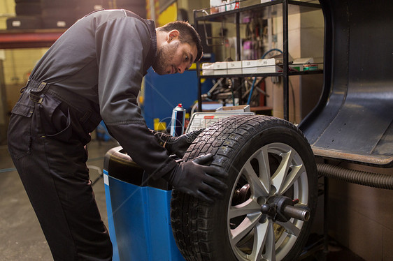 汽车服务,维修,维护人的汽车机械师平衡轮胎车间汽车机械平衡汽车轮胎车间图片