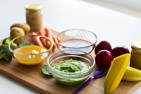 婴儿食品,健康饮食营养蔬菜水果泥璃碗喂养勺子木板上璃碗中的蔬菜泥婴儿食品图片