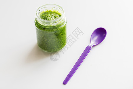 婴儿食品,健康饮食营养璃罐绿色蔬菜水果泥勺子桌子上罐蔬菜泥婴儿食品勺子图片