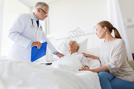 医学,医疗人的老妇女病人与女儿医生与剪贴板医院病房老年女子医生医院剪贴板图片