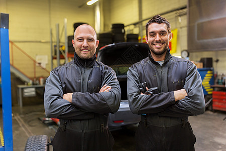 汽车服务,维修,维护人的机械轮胎更换汽车商店汽车机械师汽车修理厂的轮胎更换器图片