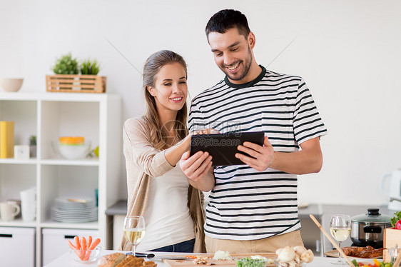人们健康的饮食观念快乐的夫妇与平板电脑电脑烹饪食物家里厨房快乐的夫妇与平板电脑烹饪食物家里图片