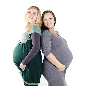 两个快乐的孕妇等待他们的婴儿出生白色的背景上两个孕妇图片