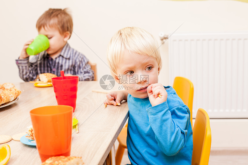 孩子们坐桌子旁吃午饭,吃水果蛋糕幼儿园吃午饭图片