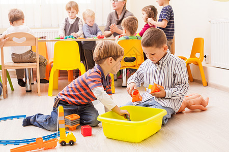 两个可爱的小男孩幼儿园玩玩具铁路儿童游戏图片