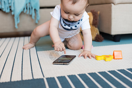 小婴儿玩智能手机技术成瘾图片