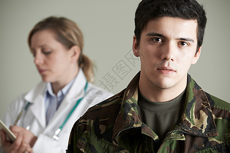 士兵被医生评估图片