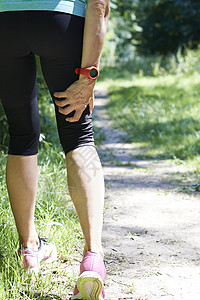 运动损伤的妇女慢跑时受伤图片