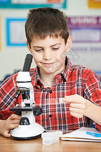 科学课用显微镜的男瞳孔图片