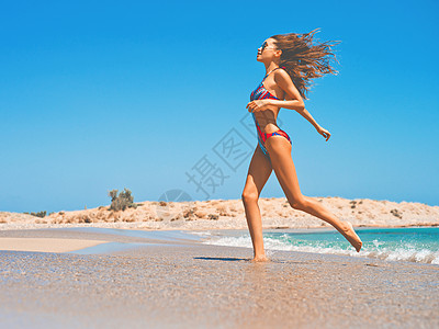 户外时尚照片美丽快乐苗条的女人海上奔跑海滩旅行夏天的气氛图片