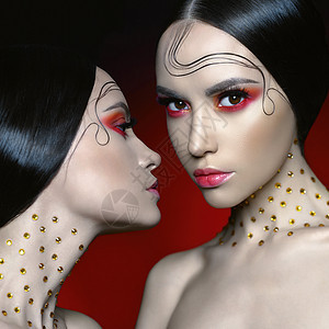 时尚工作室肖像两个美丽的女人与鲜红的化妆时尚美丽完美的妆容图片