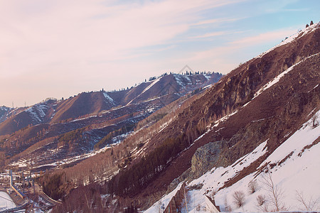 美丽的风景与雪山图片