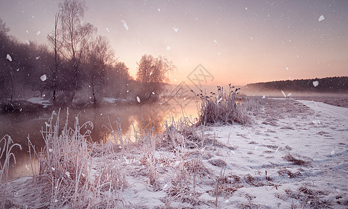 冬天朦胧的黎明河上雪花,降雪阳光明媚的冬天早晨农村雾状霜冻的场景背景图片