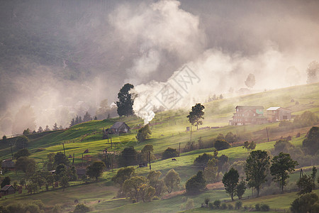 高山村喀尔巴阡山脉上的烟雾篝火阴霾图片