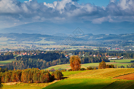 波兰秋山十月的阳光明媚的天,Malopolska山村