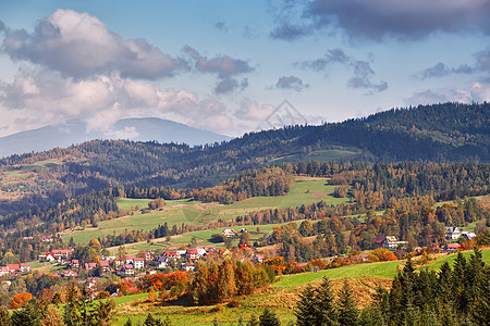 波兰秋山十月的阳光明媚的天,Malopolska
