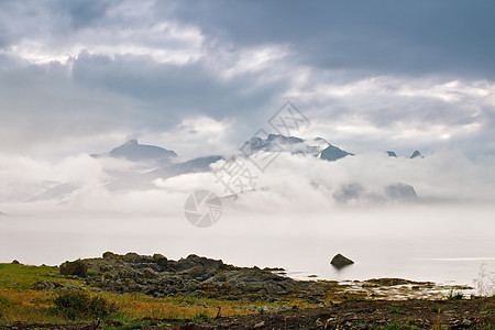 挪威海的海岸笼罩着云雾洛福腾群岛多云北欧日背景