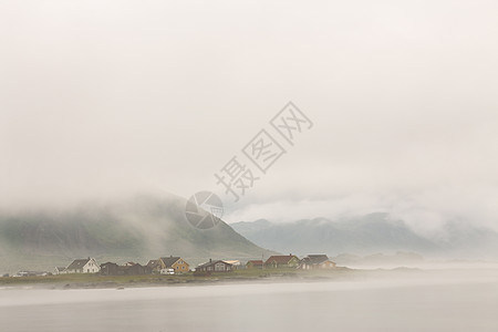 诺威村洛福滕岛上的雾云中多云北欧日图片