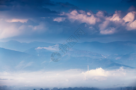 山村里雾蒙蒙的阳光明媚的早晨斯洛伐克塔特拉斯山上的薄雾山山谷镇图片