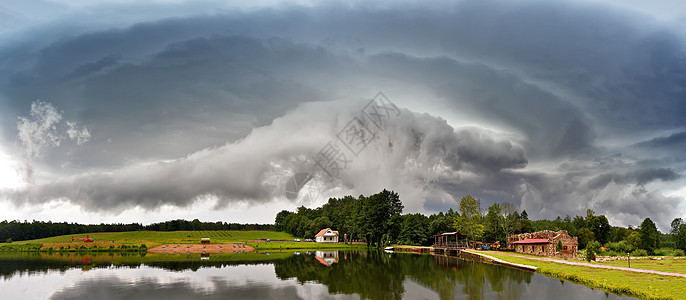 夏季风暴景观戏剧的多云天空白俄罗斯的飓风雨图片