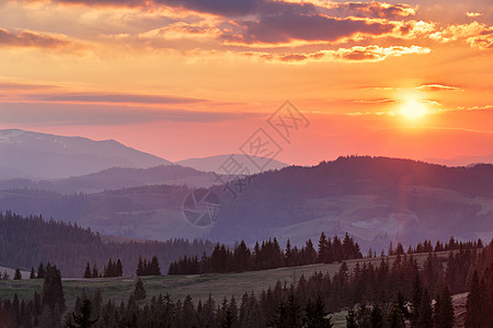 雄伟的春天日落山上的景观红色的日落阳光明媚的光贝斯基德山脉喀尔巴阡山脉图片