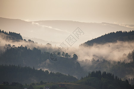 雨后久的山脉景观云的雾山口上的薄雾村庄背景图片