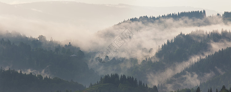 雨后久的山脉景观云的雾山口上的薄雾村庄雨后山林景观背景图片