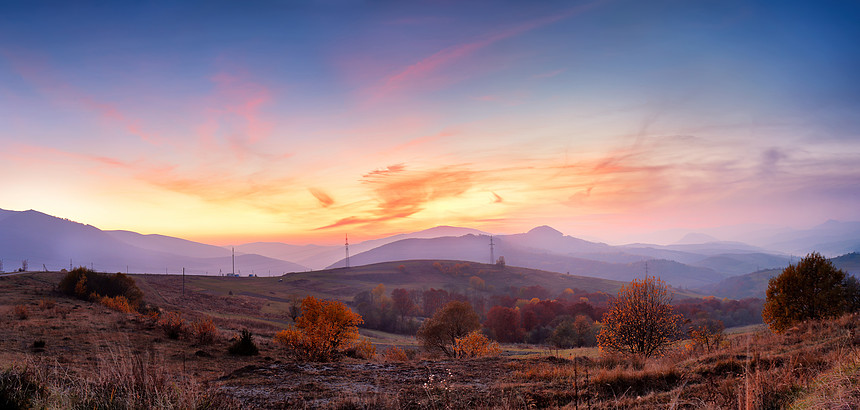 山秋全景景观与彩色森林喀尔巴阡山山谷日落的全景,山上美妙的金光傍晚灯光下农村田野的全景图像图片