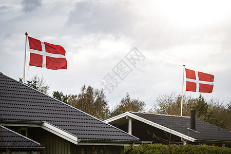 丹麦庆祝个乡村社区与小房子旗杆图片
