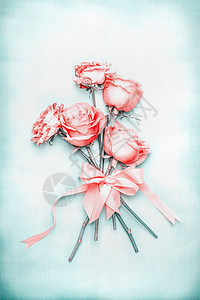 可爱的浪漫玫瑰带蓝色背景上的粉彩,顶部的景色图片