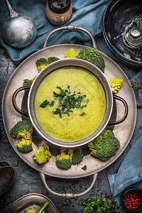 美味的罗曼斯科西兰花汤烹饪锅黑暗的乡村背景与厨房工具,顶部视图健康素食饮食营养图片